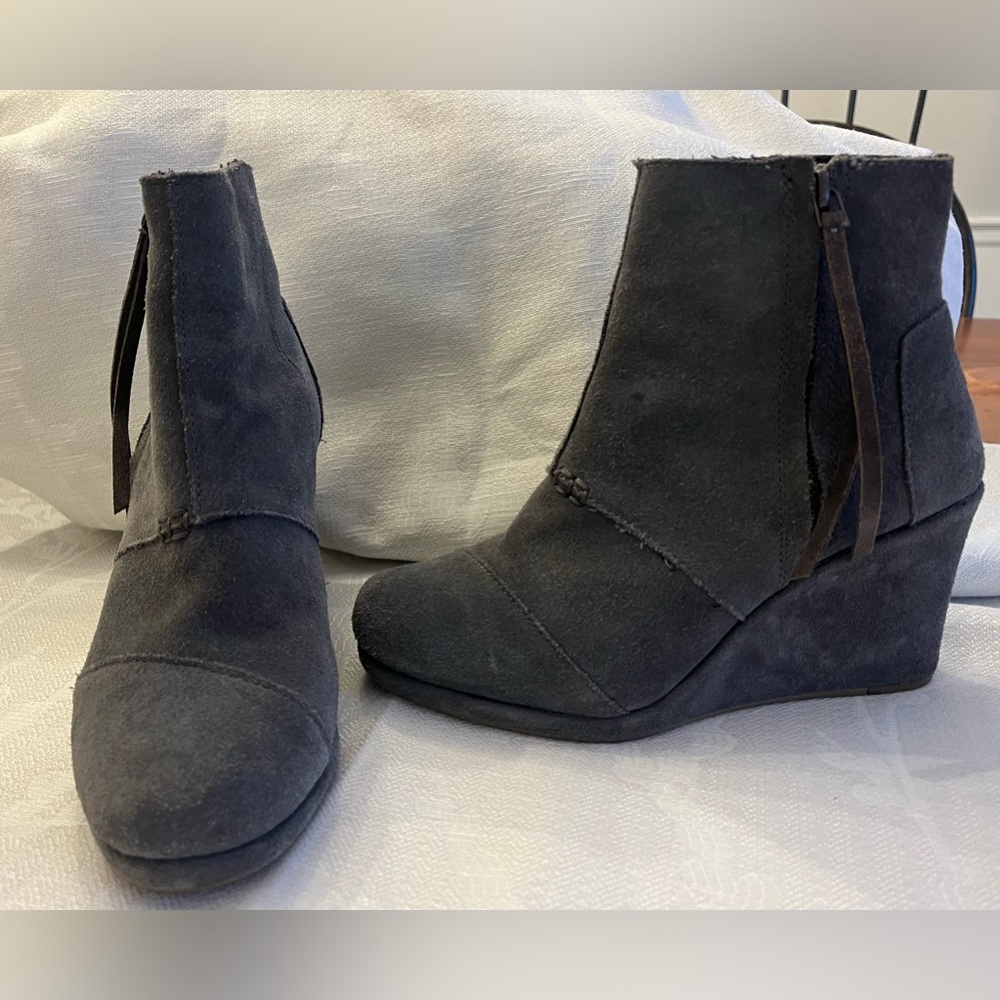 TOMS suede wedge size 7